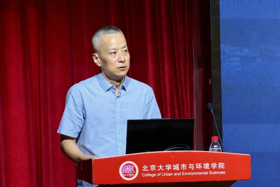 杨加介绍校园人工智能应用.jpg 杨加介绍校园人工智能应用.jpg